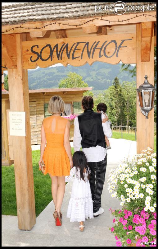 Laeticia, Johnny, Jade et Joy lors de la journée de baptême de Joy à Gstaad en Suisse le 5 juillet 2009