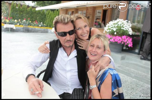 Johnny Hallyday, Estelle Lefébure et Luana Belmondo lors de la journée de baptême de Joy à Gstaad en Suisse le 5 juillet 2009