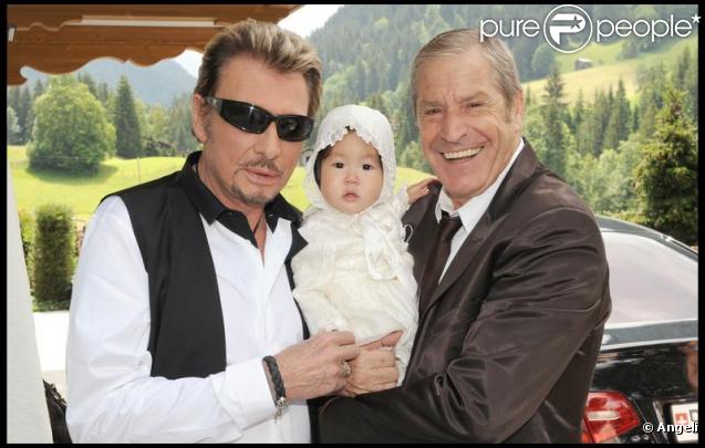Johnny Hallyday, sa fille et Jean-Claude Darmon lors de la journée de baptême de Joy à Gstaad en Suisse le 5 juillet 2009