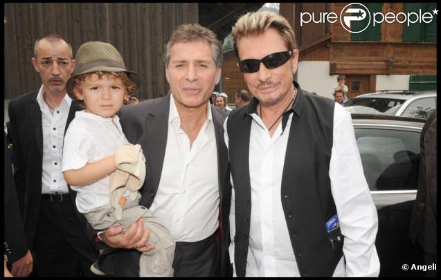 Laurent Olmedo, son fils et Johnny Hallyday lors de la journée de baptême de Joy à Gstaad en Suisse le 5 juillet 2009