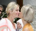 Luana Belmondo et Laeticia Hallyday lors de la journée de baptême de Joy à Gstaad en Suisse le 5 juillet 2009