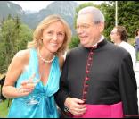 Karin Rénier et le curé de l'église de Lauenen lors de la journée de baptême de Joy à Gstaad en Suisse le 5 juillet 2009