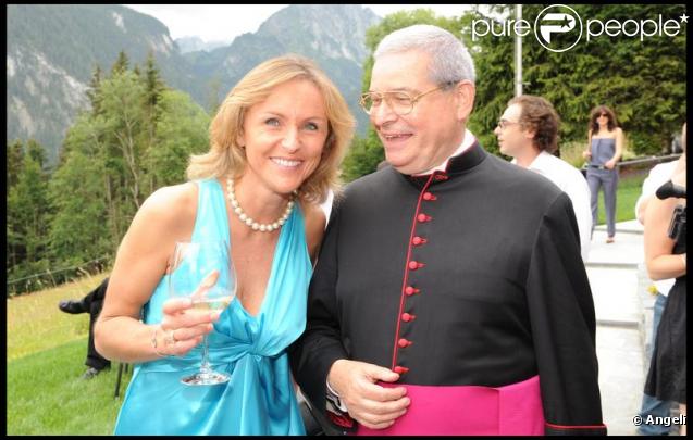Karin Rénier et le curé de l'église de Lauenen lors de la journée de baptême de Joy à Gstaad en Suisse le 5 juillet 2009