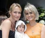 Estelle Lefébure et Laeticia Hallyday lors de la journée de baptême de Joy à Gstaad en Suisse le 5 juillet 2009