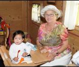 La grand-mère de Laeticia Eliette et son arrière-petite-fille Joy lors de la journée de baptême de Joy à Gstaad en Suisse le 5 juillet 2009