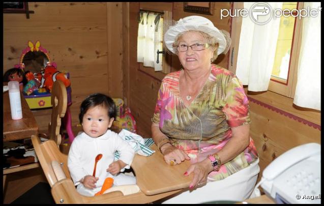 La grand-mère de Laeticia Eliette et son arrière-petite-fille Joy lors de la journée de baptême de Joy à Gstaad en Suisse le 5 juillet 2009