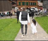 Johnny Hallyday et Jade lors de la journée de baptême de Joy à Gstaad en Suisse le 5 juillet 2009