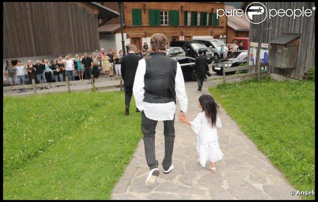 Johnny Hallyday et Jade lors de la journée de baptême de Joy à Gstaad en Suisse le 5 juillet 2009