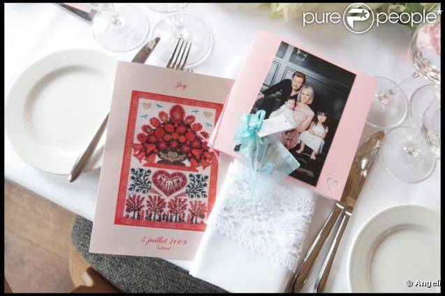 Le faire-part de baptême accompagné d'un joli message de remerciements remis aux invités lors du repas de la journée de baptême de Joy à Gstaad en Suisse le 5 juillet 2009