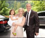 Hélène Darroze portant sa fille dans les bras et Jean-Claude Darmon lors de la journée de baptême de Joy à Gstaad en Suisse le 5 juillet 2009