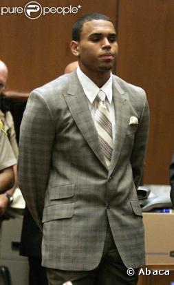 Chris Brown écoutant sa condamnation devant le tribunal de Los Angeles le 22 juin 2009
