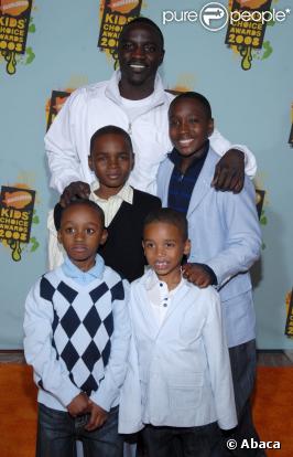 Akon et ses quatre enfants au Kids Choice Awards en mars 2008