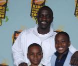Akon et ses quatre enfants au Kids Choice Awards en mars 2008