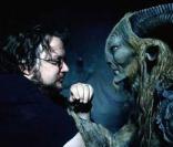 Guillermo Del Toro et l'une de ses créatures, sur le tournage du  Labyrinthe de Pan  !