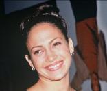  Toujours souriante, Jennifer arbore dans ses débuts un style plutôt simple. Maquillage discret, petit top noir, elle joue la discrétion. 