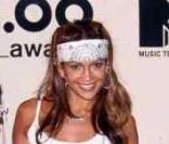 Avec son bandana, J.Lo a tout d'une bad girl lors de la remise de son trophée au MTV Video Music Awards 2000. Puff serait-il derrière ce style ? 