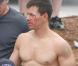 Christian Bale squelettique observe... un Mark Wahlberg super gaulé se battre sur le ring !