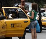 Gerard Butler déjeune à New York, drague des jeunes femmes et... se cure le nez. So chic ! 24/07/09