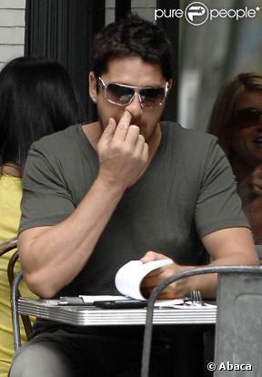 Gerard Butler déjeune à New York, drague des jeunes femmes et... se cure le nez. So chic ! 24/07/09