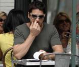 Gerard Butler déjeune à New York, drague des jeunes femmes et... se cure le nez. So chic ! 24/07/09