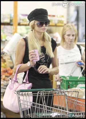 Paris Hilton fait ses courses au supermarché Glen à Beverly Hills le 25 juillet 2009