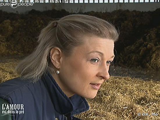 Mélanie, l'esthéticienne la plus méchante de France. Elle fait du mal à Denis, et ça, c'est impardonnable. Elle veut qu'on se moque d'elle nous ?! Ça va lui faire tout drôle. Fausse blonde trop maquillée va !