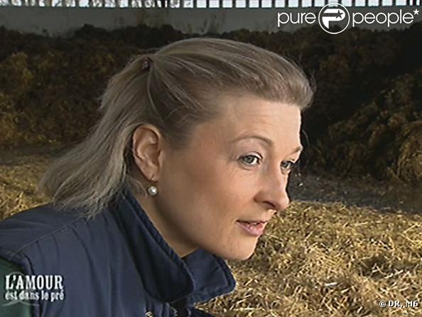 Mélanie, l'esthéticienne la plus méchante de France. Elle fait du mal à Denis, et ça, c'est impardonnable. Elle veut qu'on se moque d'elle nous ?! Ça va lui faire tout drôle. Fausse blonde trop maquillée va !  