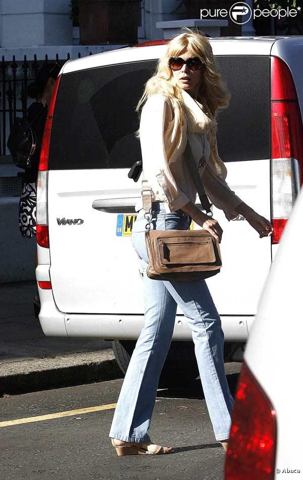 Claudia Schiffer et sa fille Clementine sortent d'un spectacle scolaire à Londres