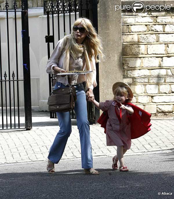 Claudia Schiffer et sa fille Clementine sortent d'un spectacle scolaire à Londres