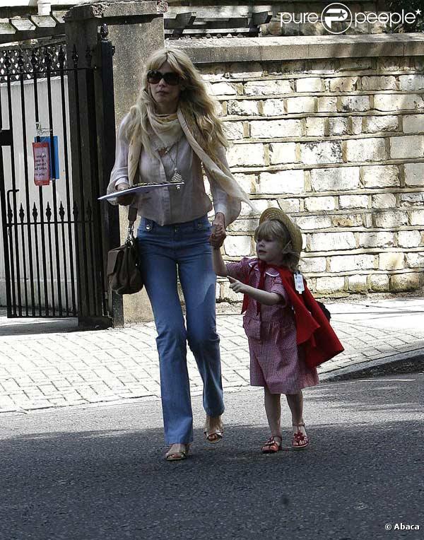Claudia Schiffer et sa fille Clementine sortent d'un spectacle scolaire à Londres