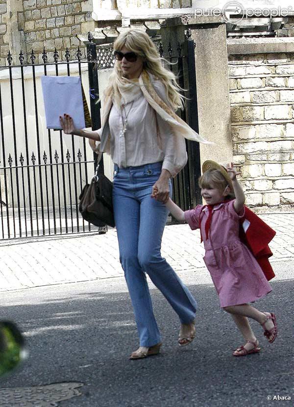 Claudia Schiffer et sa fille Clementine sortent d'un spectacle scolaire à Londres