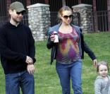 Tobey Maguire en compagnie de sa femme Jennifer enceinte et leur premier enfant en février 2009 