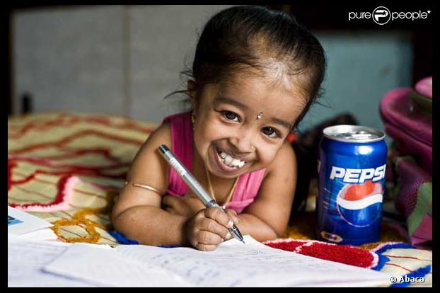 Jyoti Amge, 15 ans, mesure 55,88 centimètres. Elle est la femme la plus petite du monde