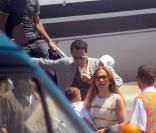 Jennifer Lopez et Marc Anthony arrivent à l'aéroport de Rome, avec leurs jumeaux Max et Emme