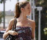 Gisele Bündchen continue de camoufler son petit ventre rebondi. A 29 ans, la belle se marie et fait un enfant dans la même année... Beaucoup de bonheur à l'horizon. 