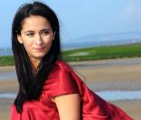 Rachida Brakni. La belle actrice et égérie de L'Oréal attend son premier enfant. La compagne d'Eric Cantona est, de plus, à l'affiche du film  Neuilly ta mère . 
