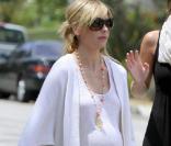 Sarah Michelle Gellar, arbore fièrement un ventre rebondi. Elle et son mari Freddie Prinze jr. devrait pouvoir tenir, dès cet automne, leur petite fille dans leurs bras. 