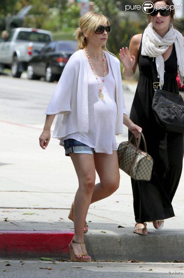 Sarah Michelle Gellar, arbore fièrement un ventre rebondi. Elle et son mari Freddie Prinze jr. devrait pouvoir tenir, dès cet automne, leur petite fille dans leurs bras. 