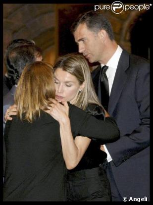Letizia d'Espagne est en deuil. Elle est allée rendre hommage aux deux victimes des attentats de Majorque.