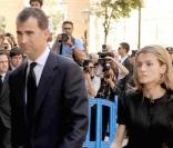 Letizia d'Espagne est en deuil. Elle est allée rendre hommage aux deux victimes des attentats de Majorque avec son époux Felipe.