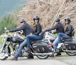 George Clooney et Elisabetta Canalis, avec Cindy Crawford et Rande Gerber, enfourchent leur Harley pour une promenade autour du lac de Come, le 2 août 2009 !