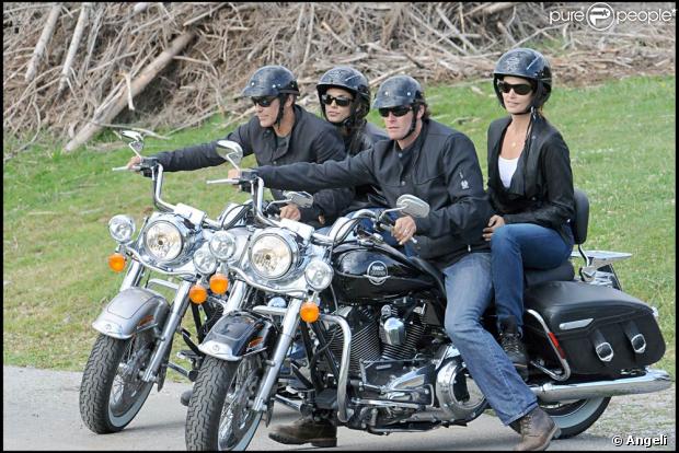 George Clooney et Elisabetta Canalis, avec Cindy Crawford et Rande Gerber, enfourchent leur Harley pour une promenade autour du lac de Come, le 2 août 2009 !