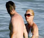 La jolie Nicollette Sheridan et Steven Pate sur la plage de Malibu, en Californie, le 2 août 2009 !