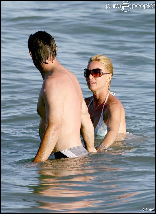 La jolie Nicollette Sheridan et Steven Pate sur la plage de Malibu, en Californie, le 2 août 2009 !