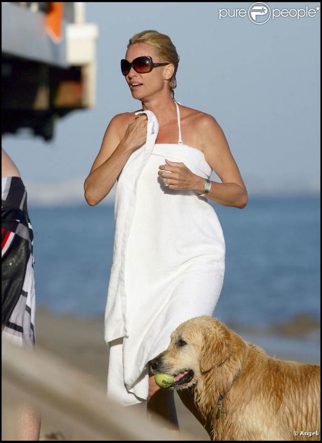 La jolie Nicollette Sheridan sur la plage de Malibu, en Californie, le 2 août 2009 !