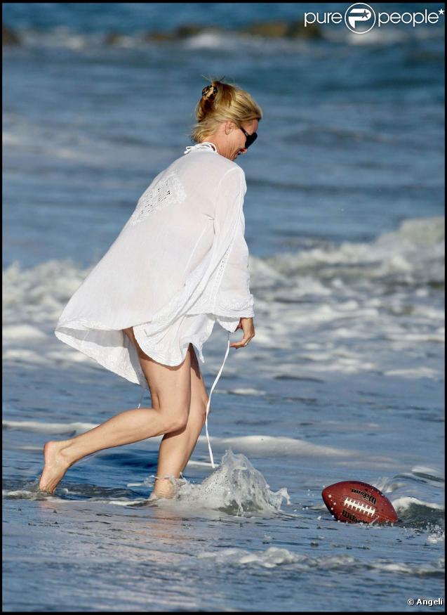 La jolie Nicollette Sheridan sur la plage de Malibu, en Californie, le 2 août 2009 !