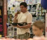 Dean Cain dans un supermarché de Malibu avec son fils Christopher