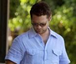 Jason Priestley fait du shopping avec son jeune bébé