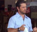 Jason Priestley fait du shopping avec son jeune bébé