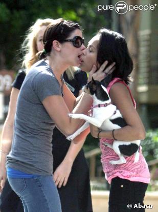 La belle Ashley Greene, semble très proche de ses amies.
